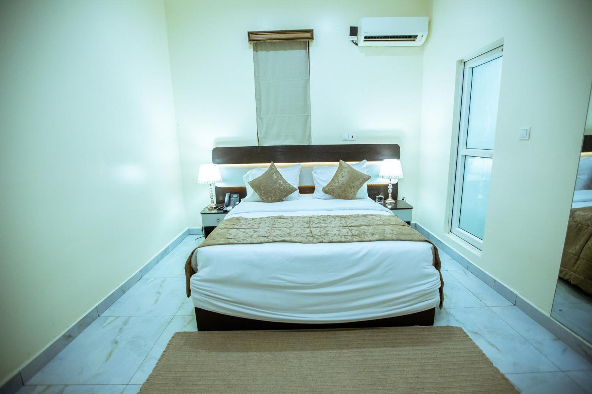 Apartment 79 Hotel & Suite Ikeja Buitenkant foto